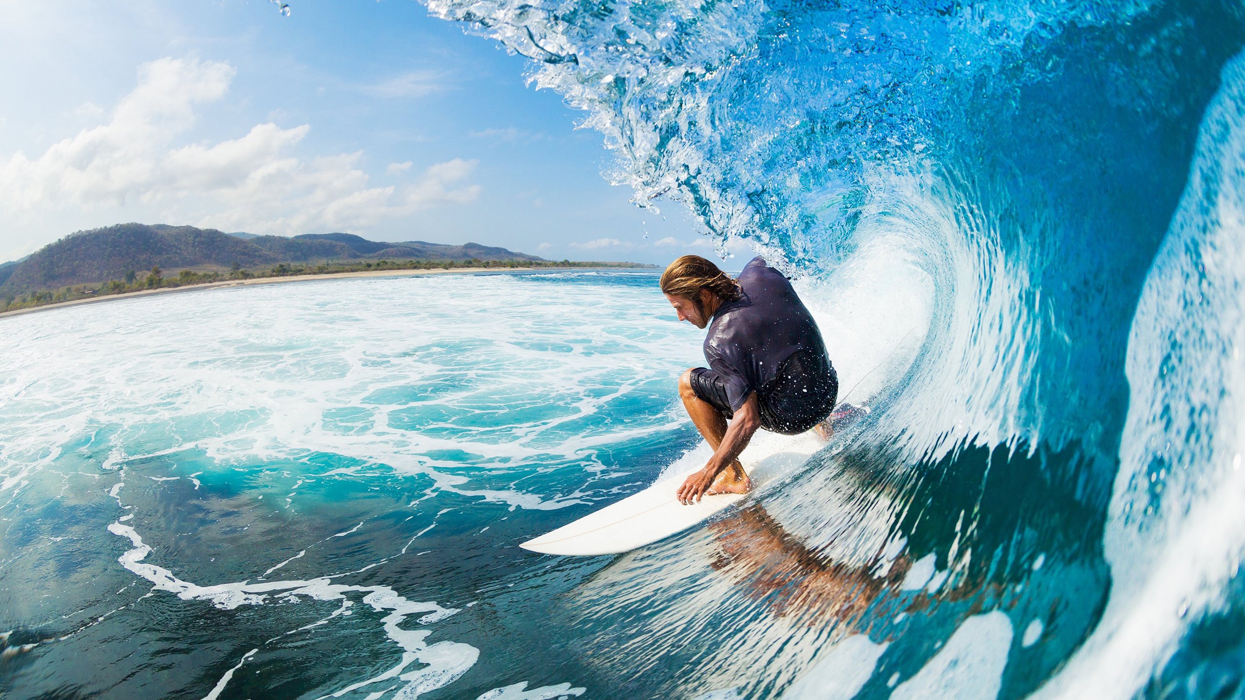 轮胎白烟还未散尽，篮球已划破长空，当终场红灯熄灭与压哨绝杀同时上演