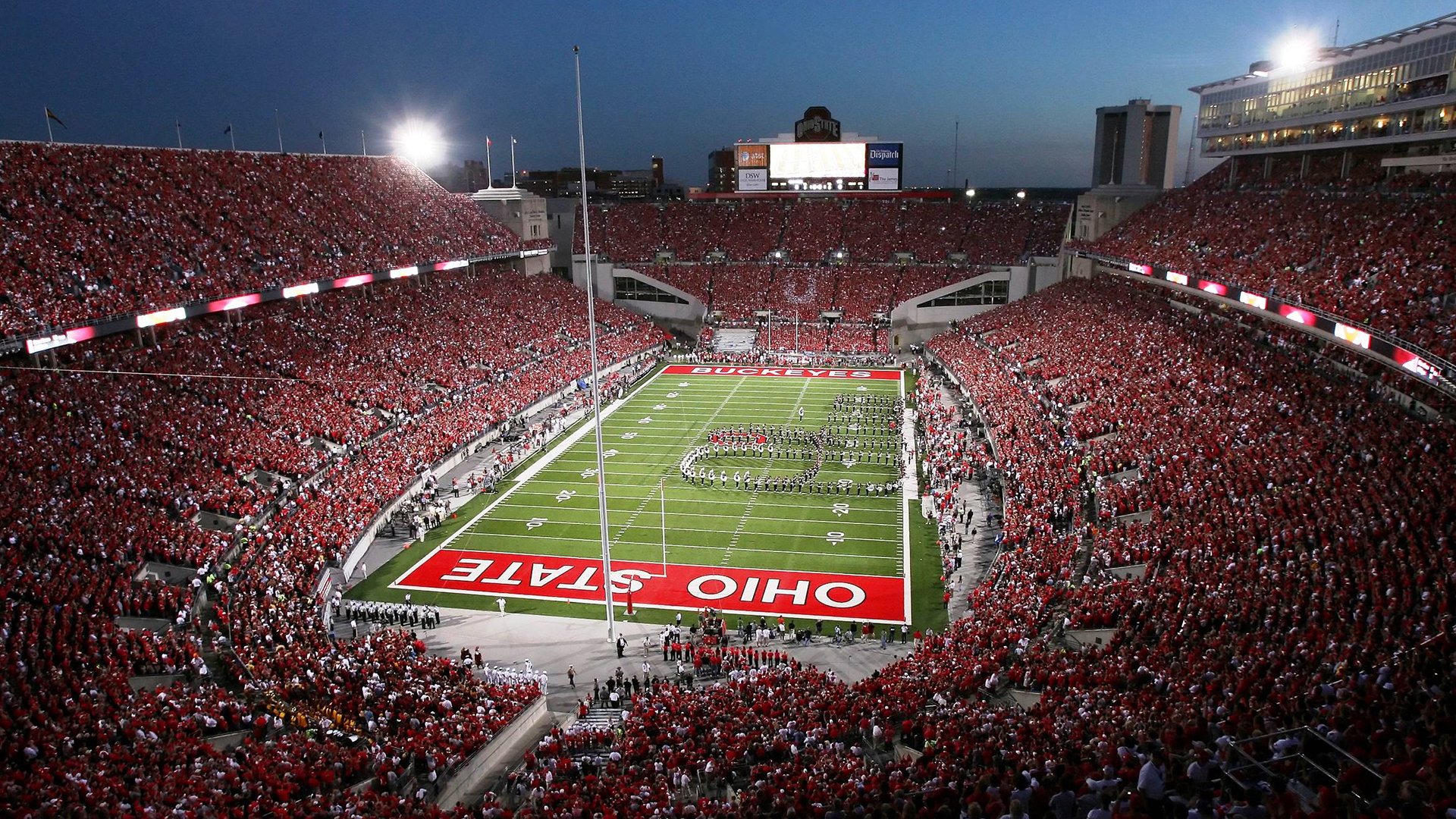 欧冠烽火与库里的三分雨，体育之夜，见证不朽